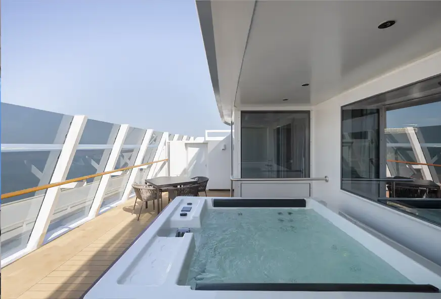 Suite Royal MSC Yacht Club con vasca idromassaggio Suite Royal MSC Yacht Club con vasca idromassaggio